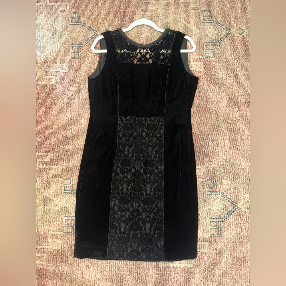 Tahari velvet and lace LBD sheath mini dress size 4 sleeveless